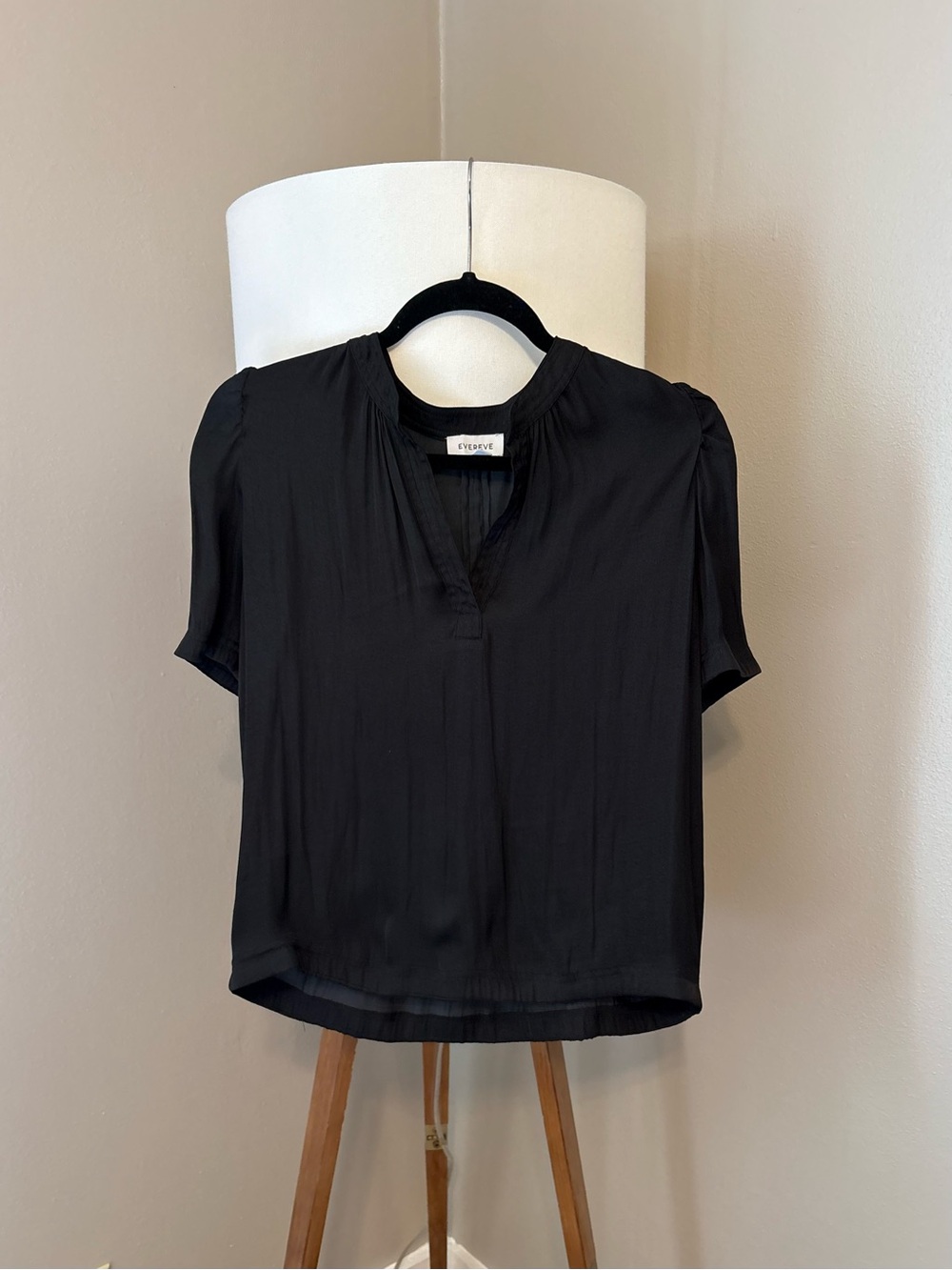 Evereve Black Short-Sleeve V-Neck Blouse